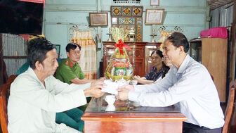 Phó Bí thư Huyện ủy, Chủ tịch HĐND huyện Châu Phú Nguyễn Phước Nên thăm gia đình chính sách tiêu biểu