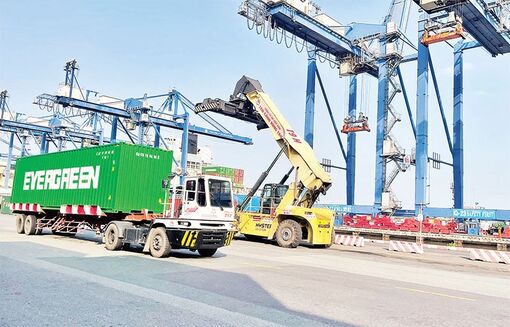 Đầu tư hoàn thiện hệ thống logistics