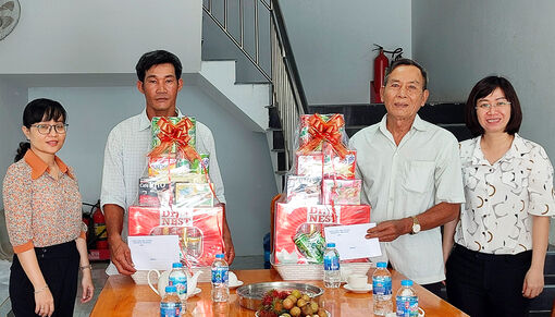 Huyện ủy, HĐND, UBND, UBMTTQVN huyện Phú Tân thăm, tặng quà gia đình chính sách, nhân dịp 27/7