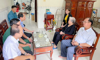 Bí thư Huyện ủy, Chủ tịch UBND huyện Châu Phú Trần Thanh Nhã thăm, tặng quà gia đình chính sách