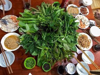 Món gỏi 'hạ hỏa' hơn 30 loại lá, khách cuốn mỏi tay đặc sản ở Kon Tum