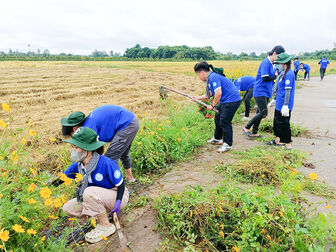 Ra quân cao điểm “Tình nguyện chung tay xây dựng nông thôn mới và Ngày chủ nhật xanh” tại Châu Phú
