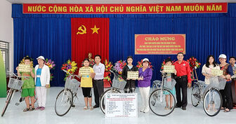 Trao 40 xe đạp "Tiếp sức đến trường" cho các học sinh nghèo, cận nghèo, khó khăn  ở xã Thoại Giang
