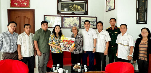 Bí thư Thành ủy, Chủ tịch UBND TP. Long Xuyên Đặng Thị Hoa Rây thăm, tặng quà cho gia đình chính sách, nhân Ngày Thương binh-  Liệt sĩ 27/7