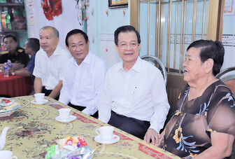 Bí thư Tỉnh ủy An Giang Lê Hồng Quang thăm, tặng quà gia đình chính sách, người có công cách mạng tại TP. Châu Đốc