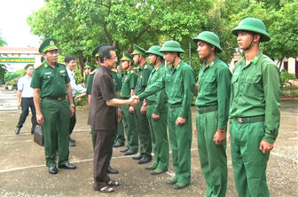 Bí thư Tỉnh ủy An Giang Lê Hồng Quang thăm, tặng quà Đồn Biên phòng Vĩnh Nguơn