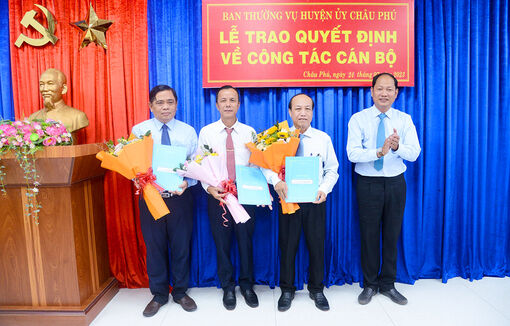 Ban Thường vụ Huyện ủy Châu Phú trao quyết định cán bộ