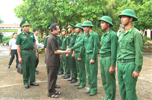 Bí thư Tỉnh ủy An Giang Lê Hồng Quang thăm, tặng quà Đồn Biên phòng Vĩnh Nguơn
