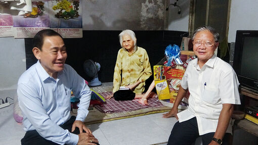 Thăm mẹ của liệt sĩ ở vùng đất Lương Phi anh hùng