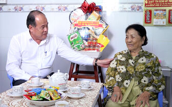 Chủ tịch UBND tỉnh thăm, tặng quà Mẹ Việt Nam Anh hùng, gia đình chính sách ở TP. Long Xuyên
