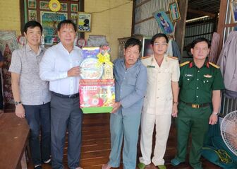 Phó Chủ tịch UBND tỉnh An Giang Trần Anh Thư  thăm các gia đình chính sách tiêu biểu ở An Phú