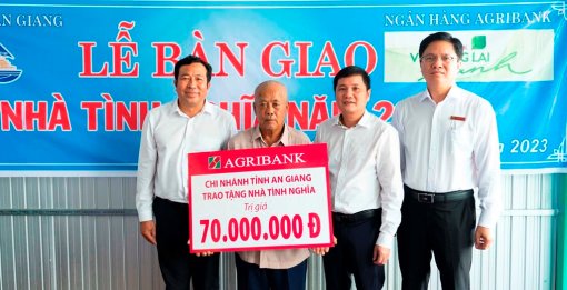 Trao tặng 2 căn nhà Tình nghĩa cho gia đình chính sách ở TP. Châu Đốc