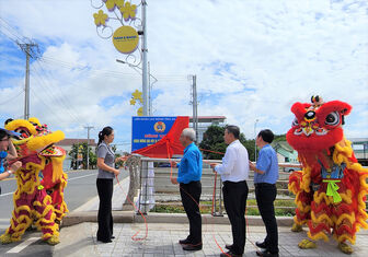 Gắn biển công trình cầu Kênh Xáng-Đường tỉnh 946 huyện Chợ Mới, chào mừng Đại hội Công đoàn tỉnh An Giang lần thứ XI