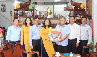 Thường trực Thành ủy, HĐND, UBND TP. Long Xuyên thăm, tặng quà gia đình chính sách tiêu biểu