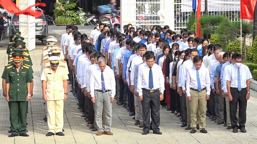 Viếng nhà bia ghi danh Anh hùng liệt sĩ huyện An Phú