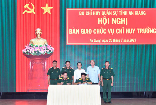 Bàn giao chức vụ Chỉ huy trưởng Bộ Chỉ huy Quân sự tỉnh An Giang