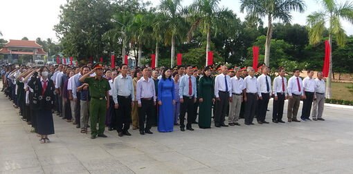 Lãnh đạo huyện Tri Tôn viếng nghĩa trang liệt sĩ