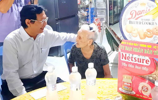 Phó Chủ tịch UBND tỉnh An Giang Lê Văn Phước thăm gia đình chính sách ở TX. Tịnh Biên