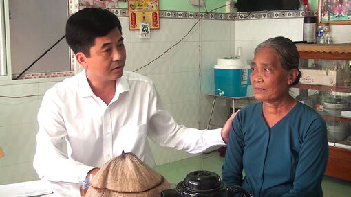 Thường trực Huyện ủy Thoại Sơn thăm, tặng quà các gia đình chính sách