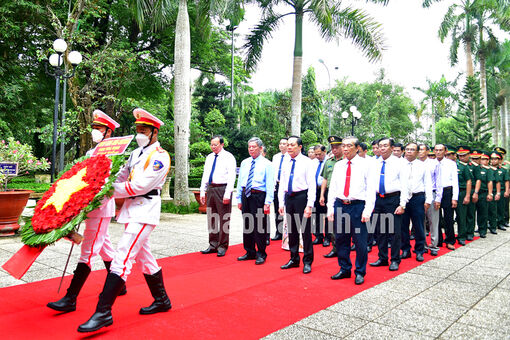 Trà Vinh: Lãnh đạo tỉnh viếng Đền thờ Bác Hồ và Nghĩa trang liệt sĩ tỉnh