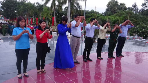 Tuổi trẻ Tri Tôn thắp nến tri ân Anh hùng liệt sĩ