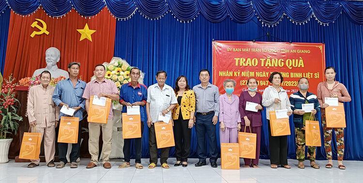 UBMTTQVN tỉnh An Giang tặng quà các gia đình chính sách ở huyện Châu Thành
