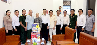Bí thư Tỉnh ủy An Giang Lê Hồng Quang thăm gia đình chính sách tiêu biểu, nhân kỷ niệm 76 năm Ngày Thương binh – Liệt sĩ