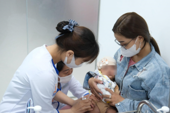 Lô vaccine 5 trong 1 do WHO và UNICEF hỗ trợ về đến Việt Nam