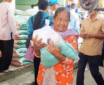 Thêm 200 phần quà cho bà con dân tộc thiểu số Khmer Tri Tôn