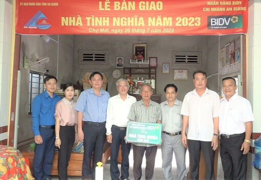 Trao 2 căn nhà Tình nghĩa cho người có công ở Chợ Mới