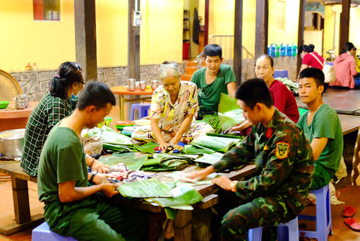 Gói bánh ú tặng cán bộ, chiến sĩ Trung đoàn Bộ binh 1, Sư đoàn 330