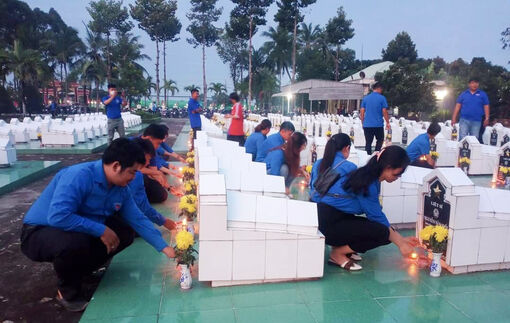 Thắp nến tri ân các Anh hùng liệt sĩ