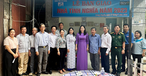 Trao nhà cho con liệt sĩ và hộ cận nghèo ở TP. Long Xuyên