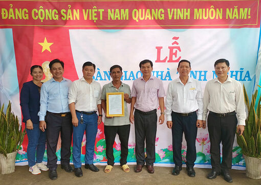 Trao nhà Tình nghĩa cho 2 gia đình chính sách ở Châu Phú