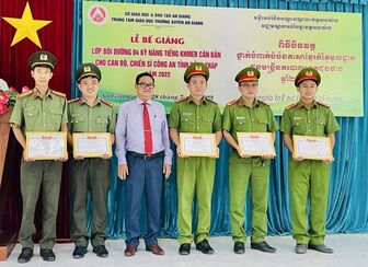 Bế giảng lớp bồi dưỡng 4 kỹ năng tiếng Khmer căn bản năm 2023 cho cán bộ, chiến sĩ Công an Đồng Tháp