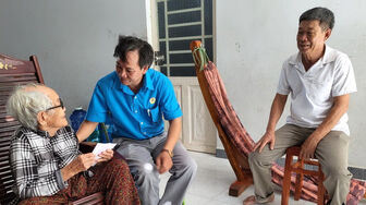 Liên đoàn Lao động huyện Chợ Mới thăm 2 Mẹ Việt Nam Anh hùng