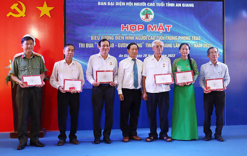 Họp mặt biểu dương điển hình người cao tuổi An Giang