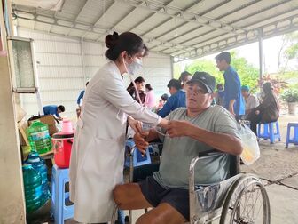 Bệnh viện Sản- Nhi An Giang khám bệnh, cấp thuốc miễn phí và tặng quà hơn 200 người dân thị trấn Phú Hòa