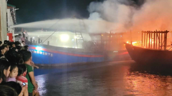 Cháy 5 tàu cá tại Nghệ An