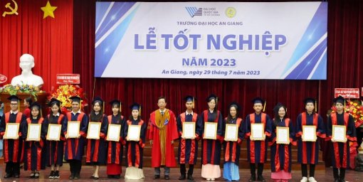 Trường Đại học An Giang trao bằng cho các tân thạc sĩ, cử nhân, kỹ sư