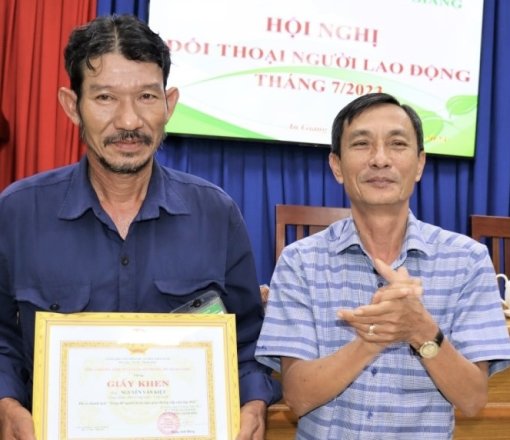 Khen thưởng đột xuất công nhân môi trường giúp đỡ người gặp nạn trên đường
