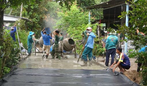 Quân dân xã Lương Phi xây dựng tuyến đường lên Ô Tà Sóc