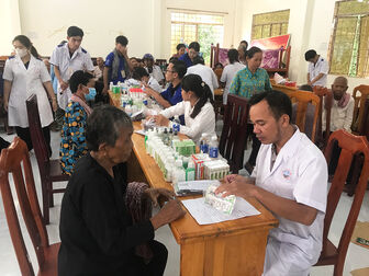 Hơn 300 người dân Khmer xã An Tức được khám bệnh, tặng quà