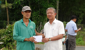 Bí thư Huyện ủy, Chủ tịch UBND huyện Tri Tôn kiểm tra lũ núi và hỗ trợ gia đình bị sập nhà