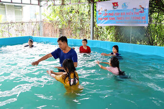 Phổ cập bơi cho trẻ em nông thôn
