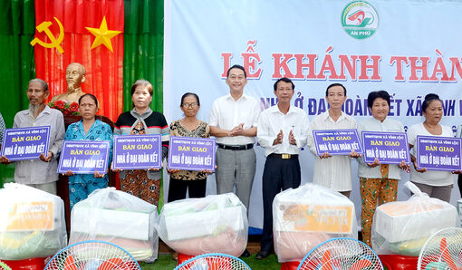 Khánh thành, bàn giao 20 căn nhà Đại đoàn kết ở xã Vĩnh Lộc