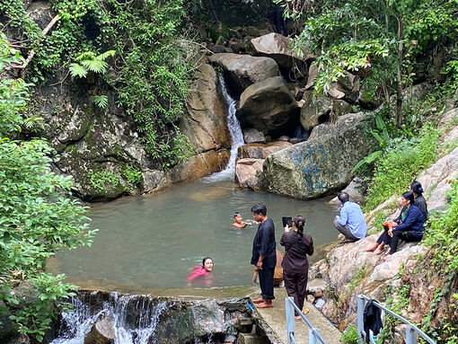 Lên non tắm suối