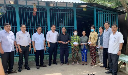 Thăm, hỗ trợ các hộ dân Mỹ Hòa Hưng bị ảnh hưởng bởi giông, lốc