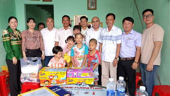 Bàn giao nhà Đại đoàn kết cho hộ cận nghèo ở xã Thoại Giang