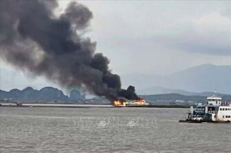 Cháy tàu du lịch trên vùng biển Hải Phòng, 6 người thoát nạn